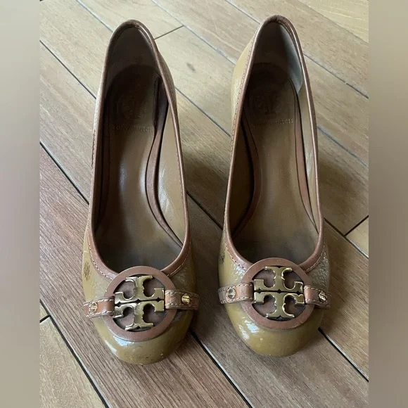 Tory Burch Aaden Logo Mid Heel Pumps Tan Brown Patent Leather Size 7.5 - Picture 2 of 15